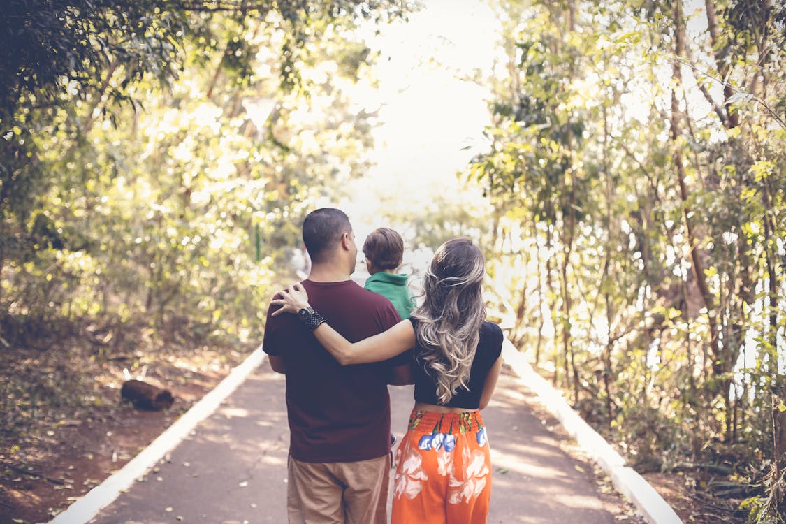 Una familia joven en el parque