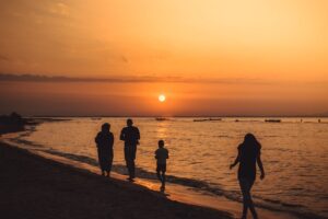 Una familia en la playa al atardecer