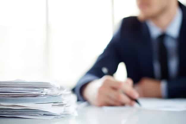 Vías de servicio en Estados Unidos para residencia permanente con pruebas de estatus | Immigration Universe